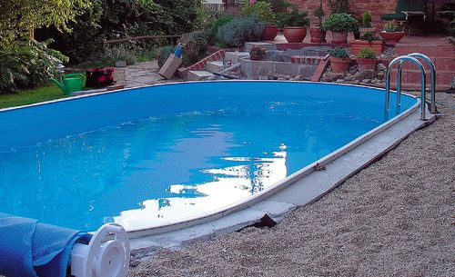 Woda w basenie o pojemności 30 m3 podgrzewana jest powietrzną pompą ciepła, kt&oacute;ra zimą dogrzewa dom