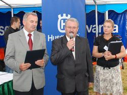 Przekazanie zezwolenia (od lewej)  Mariusz Błędowski - ARP Andrzej Szortyka ARP Marta Winiarek-Miętus Rzecznik Prasowy Husqvarna