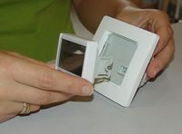 Możliwość programowania po wyjęciu części elektronicznej z ramki termostatu