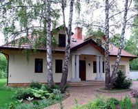 Układ działki zadecydował o tym, że budynek stanął na początku posesji, blisko drogi.