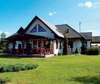 Gł&oacute;wne wejście do części domu należącej do Patrycji i Czarka dobudowano od strony zachodu