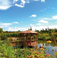 Pływająca altana, letnia kuchnia i ziemna piwniczka