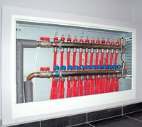 Szafka rozdzielaczowa ogrzewania podłogowego znajdująca się na parterze budynku.