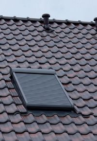 W rolety zewnętrzne wyposażone są r&oacute;wnież okna połaciowe