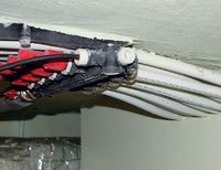 Rurki podłogówki ogrzewającej wodę w basenie