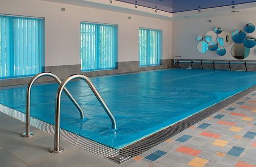 Powietrze w pomieszczeniu basenowym jest ogrzewane dzięki współpracy pompy ciepła i wentylacji