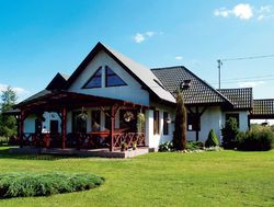 Główne wejście do części domu należącej do Patrycji i Czarka dobudowano od strony zachodu.