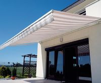 Jeśli zdecydujemy się na duże przeszklenia, to pamiętajmy także o możliwości ich zacienienia. Inaczej latem pomieszczenia będą przegrzane