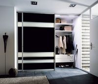 Garderoba ulokowana w holu przy wejściu do domu to bardzo wygodne rozwiązanie.