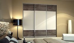 Szafa w zabudowie w pokoju sypialnym