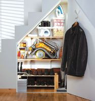 Przestrzeń pod schodami to idealne miejsce do przechowywania artykułów gospodarstwa domowego i rzeczy używanych sezonowo.