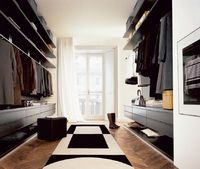 Idealna garderoba – okno naturalnie doświetla wnętrze, dwie przeciwległe ściany są zagospodarowane na całej powierzchni, między półkami pozostało dużo przestrzeni na swobodne przejście i przymierzanie ubrań