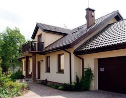 Dom celowo stoi blisko drogi, frontem skierowanym na północnywschód. Powstał na planie prostokąta, ma prostą bryłę i tradycyjne wejście pod kolumnami. Lukarny oraz solidna cementowa dachówka ozdabiają dwuspadowy dach