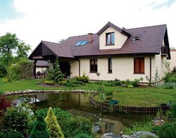 Właścicielom zależało na sporej strefie wypoczynkowej za domem oświetlonej południowym i zachodnim słońcem oraz na wygodnym tarasie.