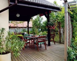 Już w projekcie powstał zadaszony taras z widokiem na ogród. Jest tu miejsce na meble i przenośny grill.