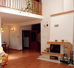 Wysoki salon i antresola sprawdzały się w poprzednim mieszkaniu, dlatego właściciele powtórzyli te elementy