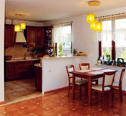 Kuchnia jest połączona z jadalnią, ale oddzielona ścianą od strony salonu. Tak jest wygodniej i bardziej intymnie.