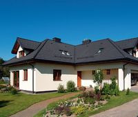 Choć dom Ewy i Artura skierowany jest w strony świata nietypowo (strefa dzienna na zach&oacute;d i p&oacute;łnoc, a garaż &ndash; na południe), nie zakł&oacute;ciło to wygody w jego użytkowaniu