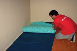 Na położoną wcześniej folię chroniącą przed wilgocią układa się warstwę wyciszającą ze specjalnej pianki