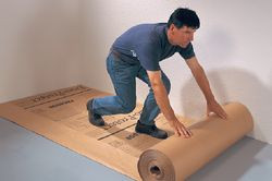 Układanie izolacji, która jednocześnie chroni przed nadmiernym rozchodzeniem się dźwięków i wilgocią