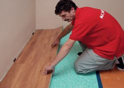 Opuszczanie rzędu paneli po usunięciu trójkątnych klinów