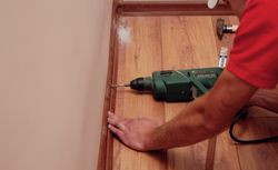 Przykręcanie listwy przypodłogowej do ściany