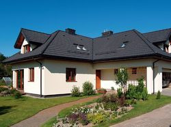 Choć dom Ewy i Artura skierowany jest w strony świata nietypowo (strefa dzienna na zachód i północ, a garaż &#8211; na południe), nie zakłóciło to wygody w jego użytkowaniu