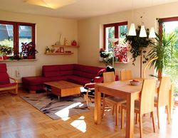 Salon z aneksem jadalnym ma 33 m2 i urządzony jest nowoczesnymi meblami w skandynawskim stylu. Duża liczba okien sprawia, że strefa dzienna jest jasna i przytulna. Właściciele lubią ją &#8222;otuloną&#8221; łagodnym zachodnim światłem