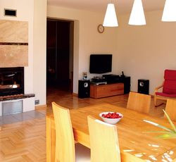 W całym domu podłogi wykończono jasną drewnianą klepką ułożoną w jodełkę.