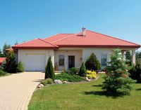 Garaż znajduje się pod jednym dachem z pomieszczeniami mieszkalnymi. Dzięki temu budowa była tańsza niż budowanie oddzielnego budynku gospodarczego. Ale dzisiaj właściciele postąpiliby inaczej