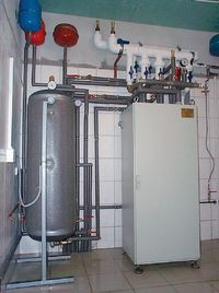 Jeśli dom ogrzewa pompa ciepła, to najlepszym ekonomicznie rozwiązaniem będzie zastosowanie ogrzewania podłogowego