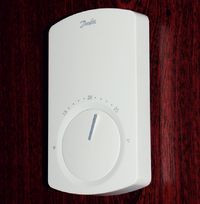 Dzięki bezprzewodowemu czujnikowi &ndash; regulatorowi można r&oacute;żnicować temperaturę w poszczeg&oacute;lnych pomieszczeniach domu