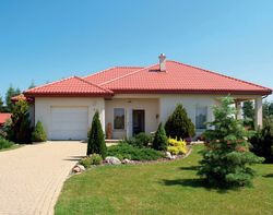 Garaż znajduje się pod jednym dachem z pomieszczeniami mieszkalnymi. Dzięki temu budowa była tańsza niż budowanie oddzielnego budynku gospodarczego. Ale dzisiaj właściciele postąpiliby inaczej