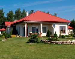 Na jesień życia Elżbieta i Maciej chcieli mieć dom parterowy. Pozbawili go wszelkich architektonicznych barier &#8211; progów, uskoków, schodów. Otoczyli łagodnymi skarpami, bo z powodu wód podskórnych dom został posadowiony 60 cm ponad gruntem