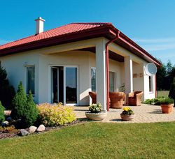 Taras jest tylko częściowo zadaszony, za to zdaniem właścicieli ma optymalną wielkość (30 m2), ustawienie (na południowy wschód) i nawierzchnię (z betonowej kostki). Łagodny nasyp zastępuje schody