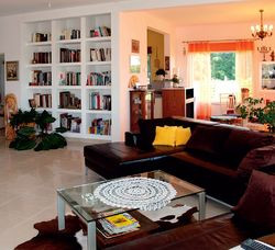 Wykończenie wnętrz miało być trwałe i neutralne. Podłogi wyłożone płytami polerowanego jasnego gresu sprawdzają się przy ogrzewaniu podłogowym. W strefie dziennej ściany również są jasne i mają duże otwory okienne. Dzięki temu wnętrza wydają się większe