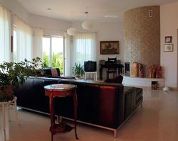 Urządzenie domu jest wynikiem likwidowania poprzednich mieszkań. Stąd wziął się eklektyzm we wnętrzach. Obok antycznych stoją młodsze meble i bibeloty, ale właścicielka potrafiła umiejętnie je zestawić. Dzięki temu wnętrza mają niepowtarzalny klimat