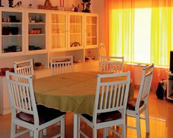 W jadalni stoi duży stół, niezbędny przy częstych rodzinnych spotkaniach. Kuchnia przylegająca do jadalni nie jest zamknięta, ale brakuje przy niej spiżarni. To zazwyczaj bolączka małych domów