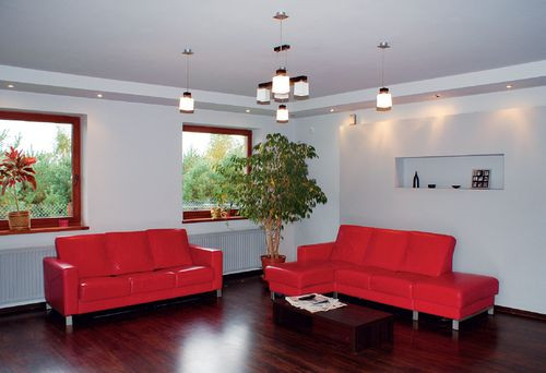 W salonie jest dużo światła oraz przestrzeni