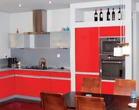 Nowocześnie wyposażona kuchnia połączona jest z jadalnią