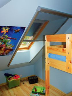 Okna połaciowe w pokojach dzieci wyposażone są w rolety zewnętrzne oraz moskitiery