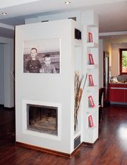 Obudowa kominka oddziela salon od jadalni