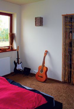 Sypialnia Moniki i Tomasza połączona jest z garderobą oraz osobną łazienką