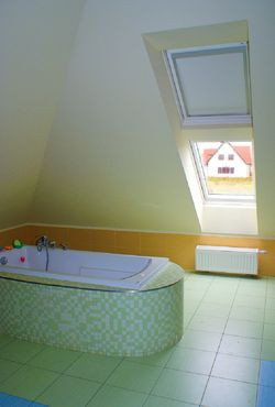 Duża łazienka na poddaszu bywa również miejscem dziecięcych zabaw