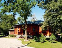 Na działce o powierzchni 1500 m2 stoi parterowy budynek z garażem. Właściciele zbili cenę posesji, ponieważ nie leży, jak inne, tuż przy ulicy, wzdłuż kt&oacute;rej biegną media, ale w głębi, jakby w drugim rzędzie. Dla wielu kupujących cofnięcie działki o 40 m było poważną wadą