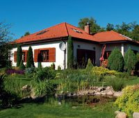 Teresa i Adam, wybierając projekt, patrzyli na zwartość bryły, dobre ustawienie budynku względem stron świata i odpowiednie zlokalizowanie na zakupionej działce. Od strony południa chcieli mieć taras i ogr&oacute;d