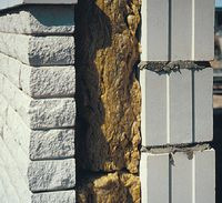 Ściana zbudowana z materiał&oacute;w o dużej gęstości, np. silikat&oacute;w będzie akumulować dużo ciepła i stabilizować temperaturę w pomieszczeniach