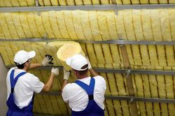 Elastyczna wełna świetnie sprawdzi się przy ocieplaniu dachu pomiędzy krokwiami