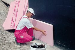 W miejscach narażonych na wilgoć zdecydowanie lepszym wyborem będzie styropian lub nawet jeszcze mniej nasiąkliwy polistyren ekstrudowany