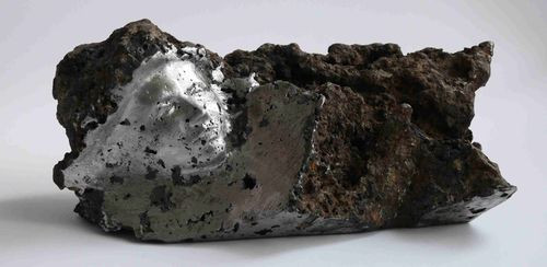 &quot;Kontrast&quot;, płaskorzeźba autorstwa Tomasza Bieleckiego